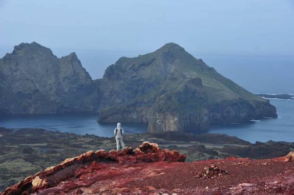 Admirando a magnífica e grandiosa paisagem do cume do vulcão Eldfell, na ilha de Heimaey, no sul da Islândia